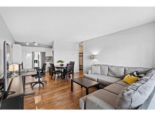 907-1335 12 Avenue Sw, Calgary, AB - Indoor Photo Showing Living Room