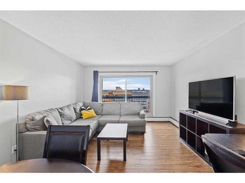 907-1335 12 Avenue Sw, Calgary, AB - Indoor Photo Showing Living Room
