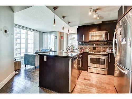 500-817 15 Avenue Sw, Calgary, AB - Indoor Photo Showing Kitchen With Upgraded Kitchen