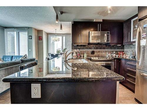 500-817 15 Avenue Sw, Calgary, AB - Indoor Photo Showing Kitchen With Double Sink With Upgraded Kitchen