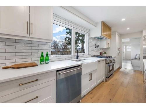 435 Wilderness Drive Se, Calgary, AB - Indoor Photo Showing Kitchen With Upgraded Kitchen