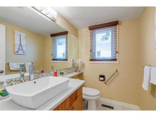 247 Pump Hill Crescent Sw, Calgary, AB - Indoor Photo Showing Bathroom