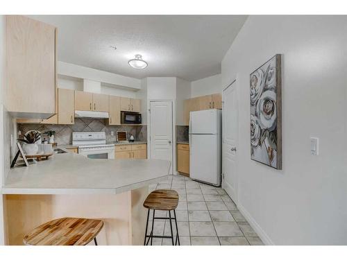 202-138 18 Avenue Se, Calgary, AB - Indoor Photo Showing Kitchen