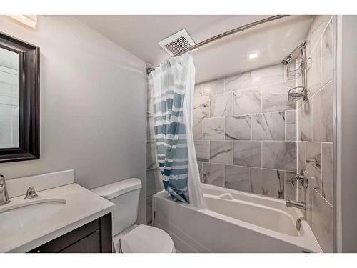 252 Nolanhurst Crescent Nw, Calgary, AB - Indoor Photo Showing Bathroom