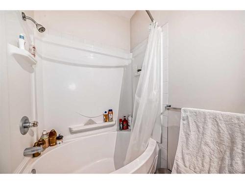 309 34 Avenue Ne, Calgary, AB - Indoor Photo Showing Bathroom