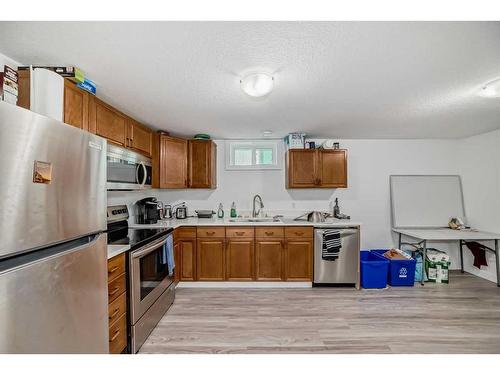 309 34 Avenue Ne, Calgary, AB - Indoor Photo Showing Kitchen