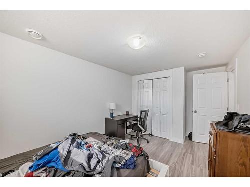 309 34 Avenue Ne, Calgary, AB - Indoor Photo Showing Bedroom