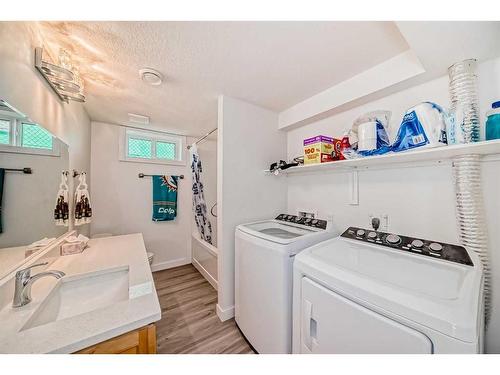 309 34 Avenue Ne, Calgary, AB - Indoor Photo Showing Laundry Room