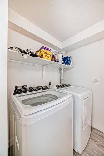 309 34 Avenue Ne, Calgary, AB - Indoor Photo Showing Laundry Room