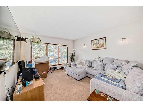 309 34 Avenue Ne, Calgary, AB - Indoor Photo Showing Living Room
