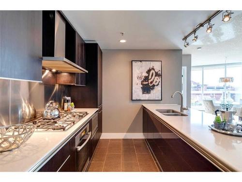 405-433 11 Avenue Se, Calgary, AB - Indoor Photo Showing Kitchen With Double Sink