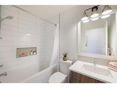 303-81 Greenbriar Place Nw, Calgary, AB - Indoor Photo Showing Bathroom