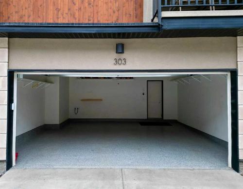 303-81 Greenbriar Place Nw, Calgary, AB -  Photo Showing Garage