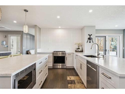 760 West Chestermere Drive, Chestermere, AB - Indoor Photo Showing Kitchen With Upgraded Kitchen