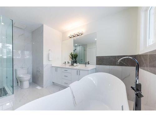 9715 Elbow Drive Sw, Calgary, AB - Indoor Photo Showing Bathroom