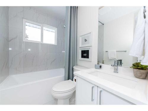 9715 Elbow Drive Sw, Calgary, AB - Indoor Photo Showing Bathroom