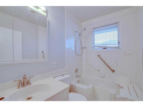 3503 41 Street Sw, Calgary, AB - Indoor Photo Showing Bathroom