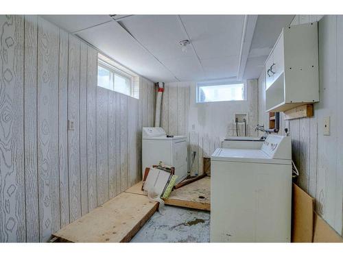3503 41 Street Sw, Calgary, AB - Indoor Photo Showing Laundry Room