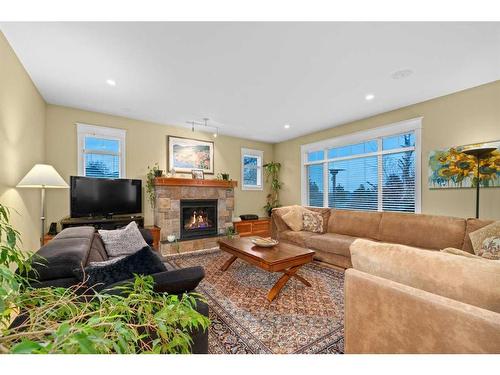 2915 14 Avenue Nw, Calgary, AB - Indoor Photo Showing Living Room With Fireplace
