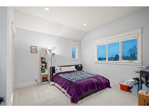 2915 14 Avenue Nw, Calgary, AB - Indoor Photo Showing Bedroom
