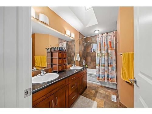 2915 14 Avenue Nw, Calgary, AB - Indoor Photo Showing Bathroom