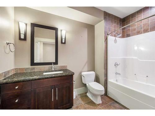 2433 29 Avenue Sw, Calgary, AB - Indoor Photo Showing Bathroom