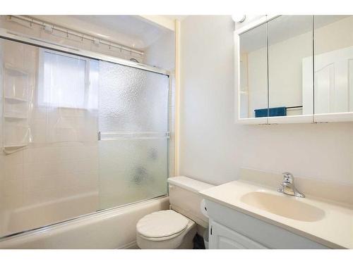 953 Ranchview Crescent Nw, Calgary, AB - Indoor Photo Showing Bathroom