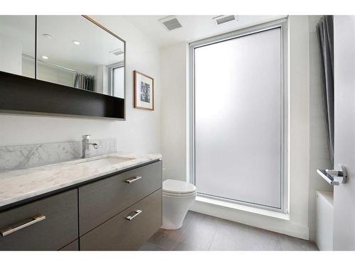 1707-1025 5 Avenue Sw, Calgary, AB - Indoor Photo Showing Bathroom