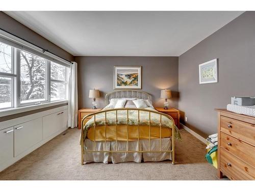 1023 2 Avenue Nw, Calgary, AB - Indoor Photo Showing Bedroom