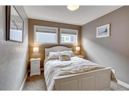 1023 2 Avenue Nw, Calgary, AB - Indoor Photo Showing Bedroom