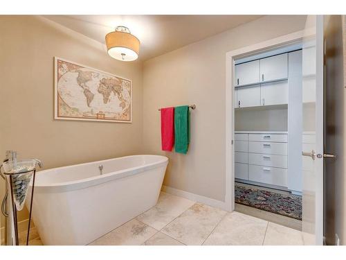 1023 2 Avenue Nw, Calgary, AB - Indoor Photo Showing Bathroom