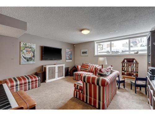1023 2 Avenue Nw, Calgary, AB - Indoor Photo Showing Living Room