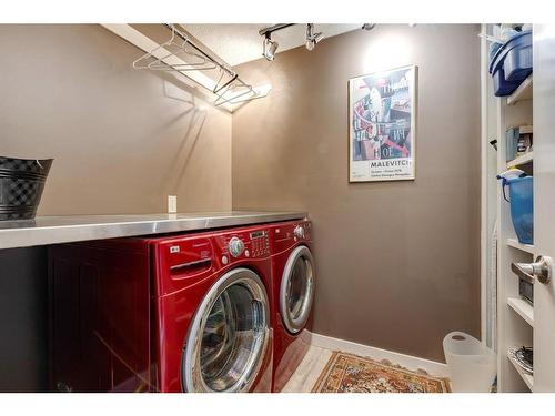 1023 2 Avenue Nw, Calgary, AB - Indoor Photo Showing Laundry Room