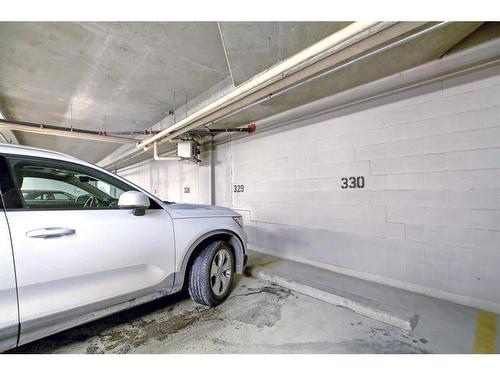 902-1726 14 Avenue Nw, Calgary, AB - Indoor Photo Showing Garage