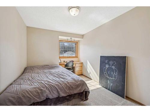 83 Riverview Circle, Cochrane, AB - Indoor Photo Showing Bedroom