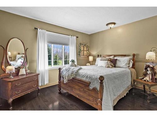 515 Bearspaw Village Ridge, Rural Rocky View County, AB - Indoor Photo Showing Bedroom