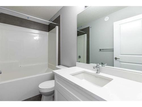 90 Saddlebred Place, Cochrane, AB - Indoor Photo Showing Bathroom