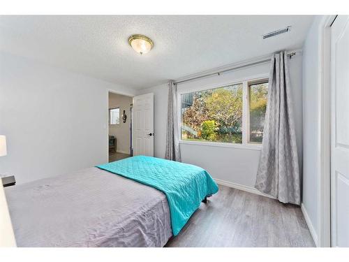 145 Macewan Park Rise Nw, Calgary, AB - Indoor Photo Showing Bedroom