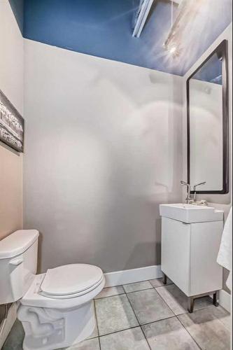 200-610 17 Avenue Sw, Calgary, AB - Indoor Photo Showing Bathroom