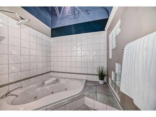 200-610 17 Avenue Sw, Calgary, AB - Indoor Photo Showing Bathroom