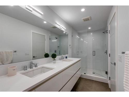 2904 Toronto Crescent Nw, Calgary, AB - Indoor Photo Showing Bathroom