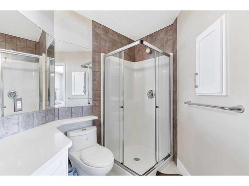 37 Everwillow Park Sw, Calgary, AB - Indoor Photo Showing Bathroom