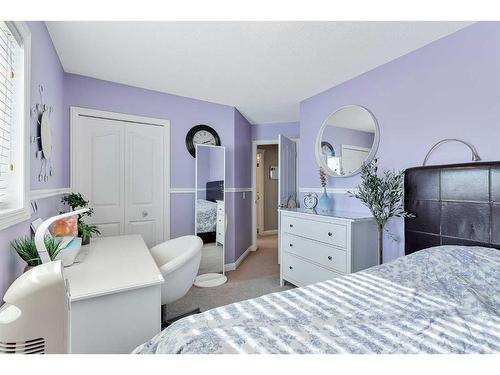 37 Everwillow Park Sw, Calgary, AB - Indoor Photo Showing Bedroom