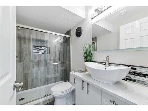 37 Everwillow Park Sw, Calgary, AB - Indoor Photo Showing Bathroom