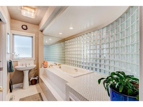 1328 7A Street Nw, Calgary, AB - Indoor Photo Showing Bathroom