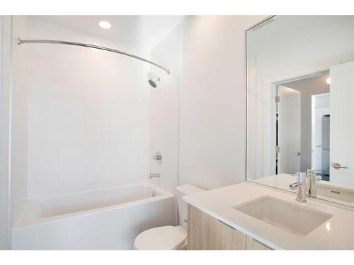 303-1319 14 Avenue Sw, Calgary, AB - Indoor Photo Showing Bathroom