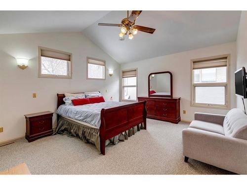 2235 6 Avenue Nw, Calgary, AB - Indoor Photo Showing Bedroom