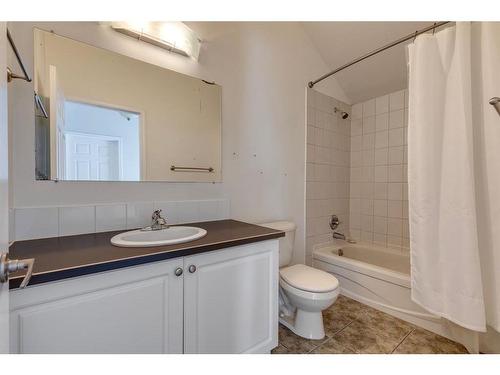 215 2 Avenue Ne, Calgary, AB - Indoor Photo Showing Bathroom
