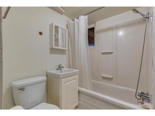 215 2 Avenue Ne, Calgary, AB - Indoor Photo Showing Bathroom