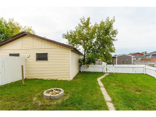 2005 & 2007 25 Avenue, Bowden, AB - Outdoor With Backyard